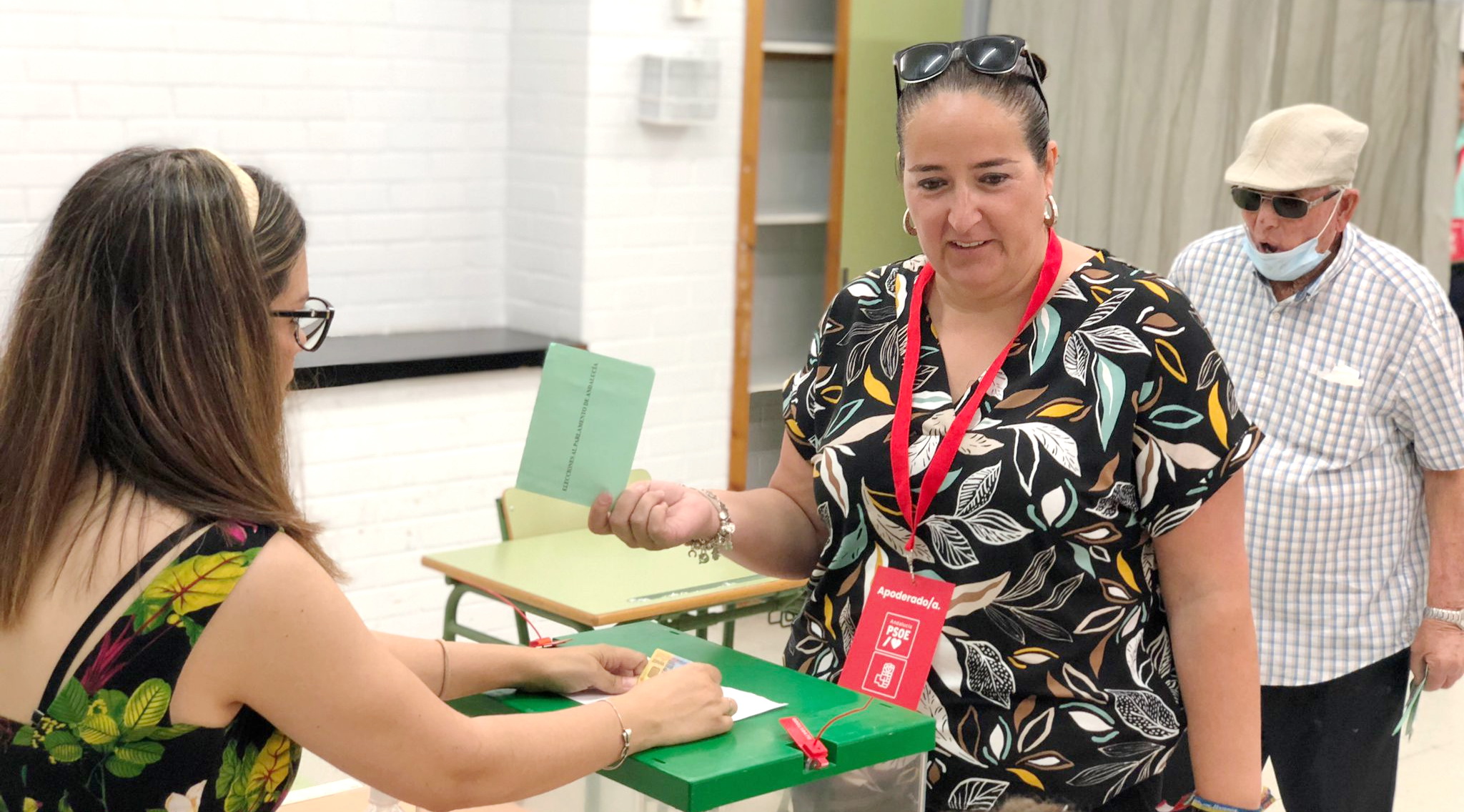 María José Sánchez (PSOE) ha votado temprano para poder hacer seguimiento del desarrollo de la jornada electoral en Albuñol y sus anejos.